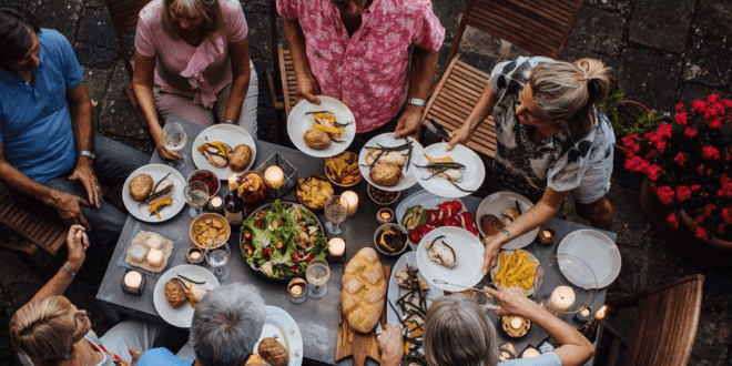 میز شام برای یک مهمانی را چطور تزیین کنیم؟